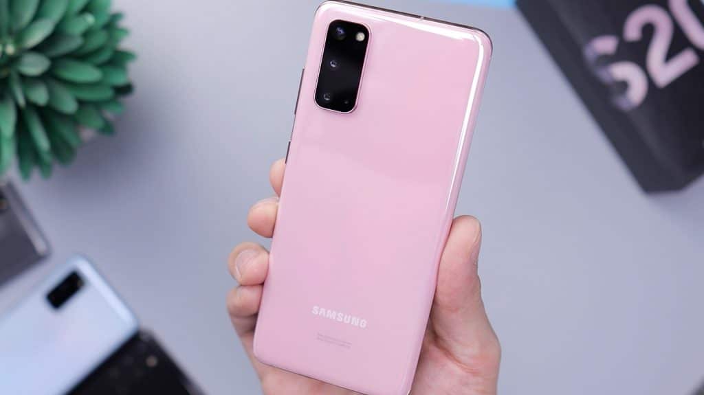 Mão segurando um celular da Samsung