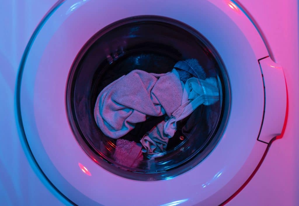 Melhor lava e seca cheia de roupas no cesto.