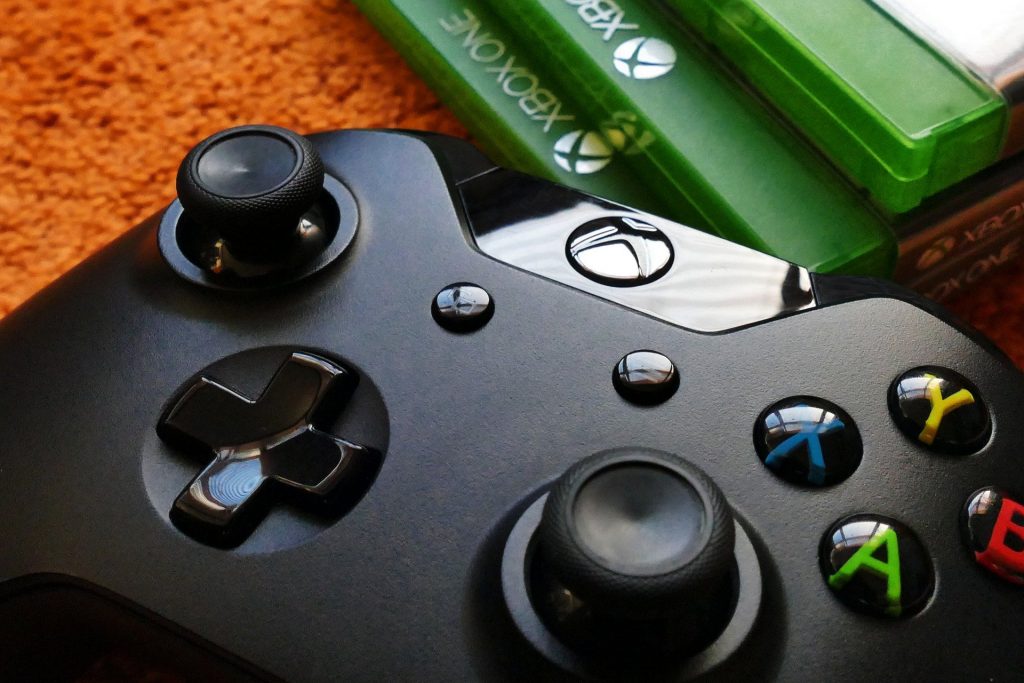 Controle e algumas capas dos melhores jogos Xbox One