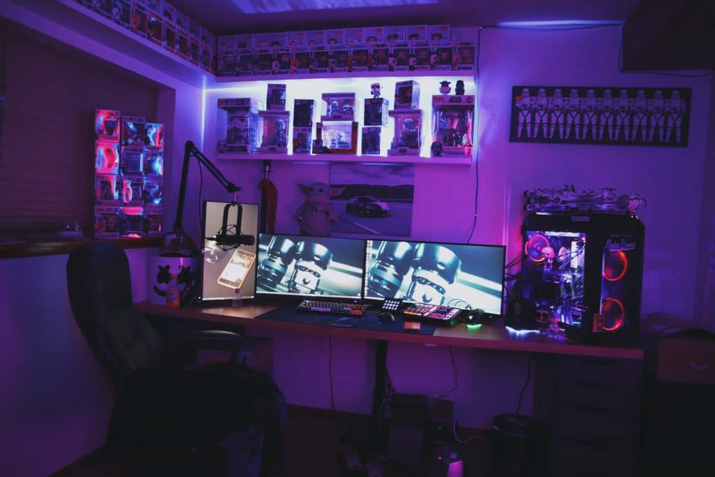 Setup iluminado com monitores, periféricos e o melhor pc gamer