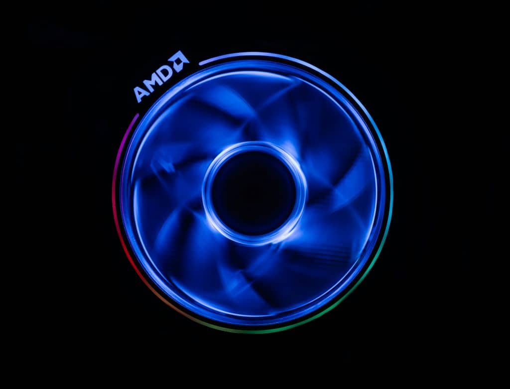 O melhor processador AMD rodando com o neon azul aceso 