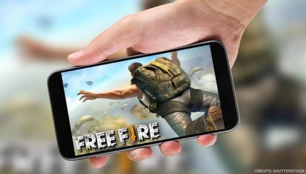 Mão segurando o melhor celular para jogar Free Fire