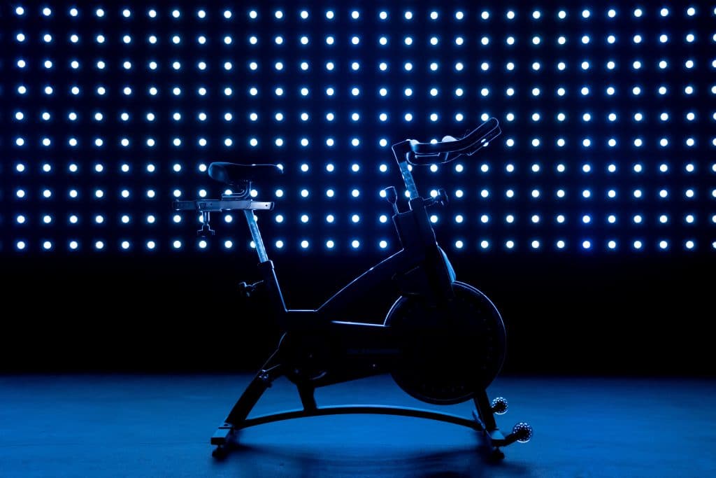 Sombra da melhor bicicleta spinning em frente a um painel de luzes