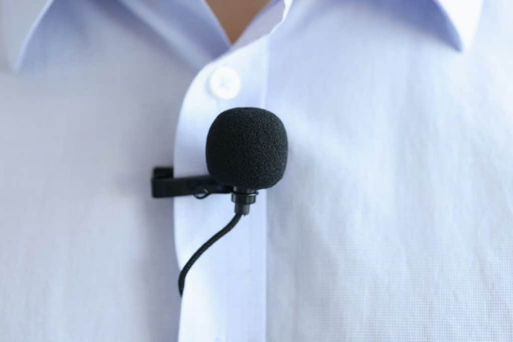 O melhor microfone de lapela fixado em uma camisa branca