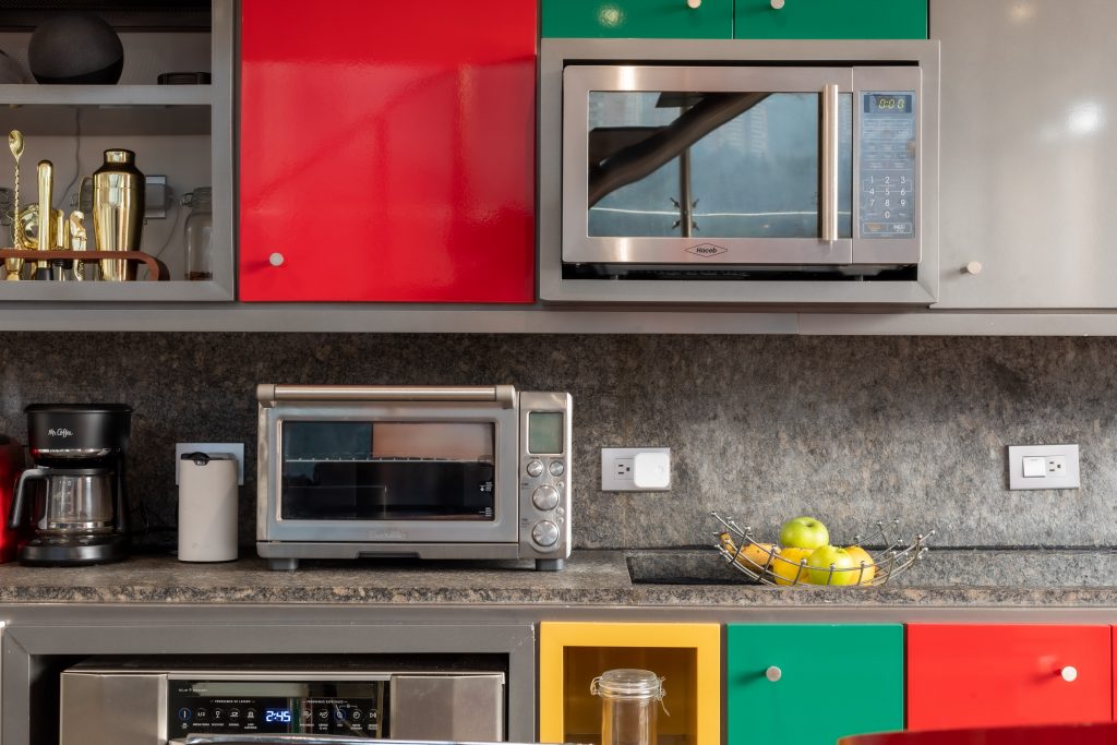 Armários de cozinha coloridos, destacando o melhor microondas