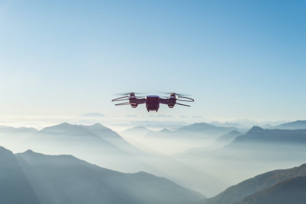 O melhor drone para filmagem sobrevoando montanhas e neblina