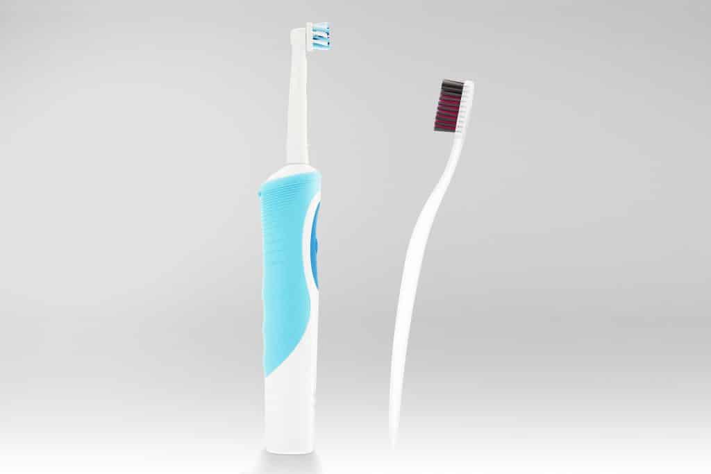 A melhor escova de dente elétrica de frente para uma escova de dente tradicional