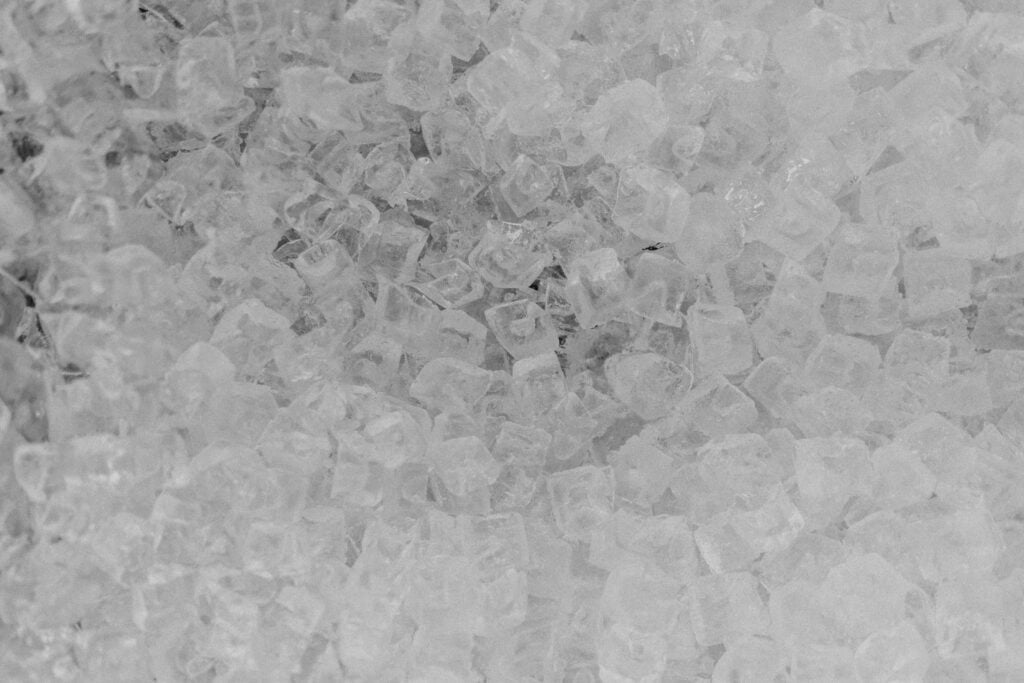 Muitos cubos de gelo feitos na melhor máquina de gelo.