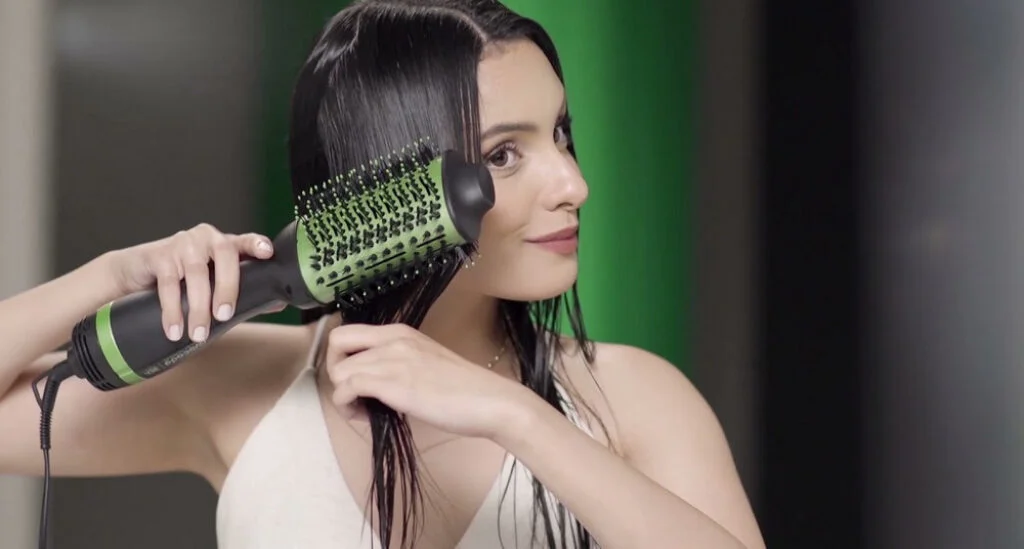 Mulher usando uma escova secadora